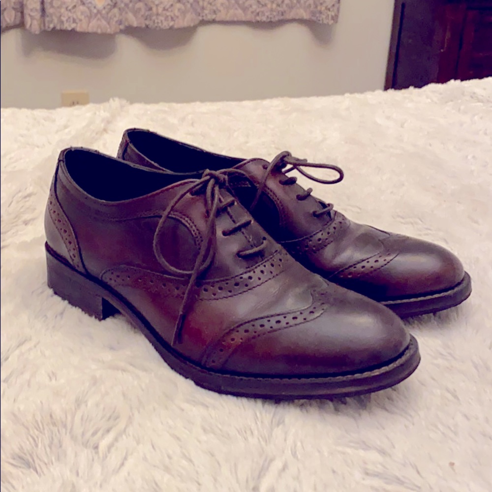 Leather oxfords with eyelet detail
